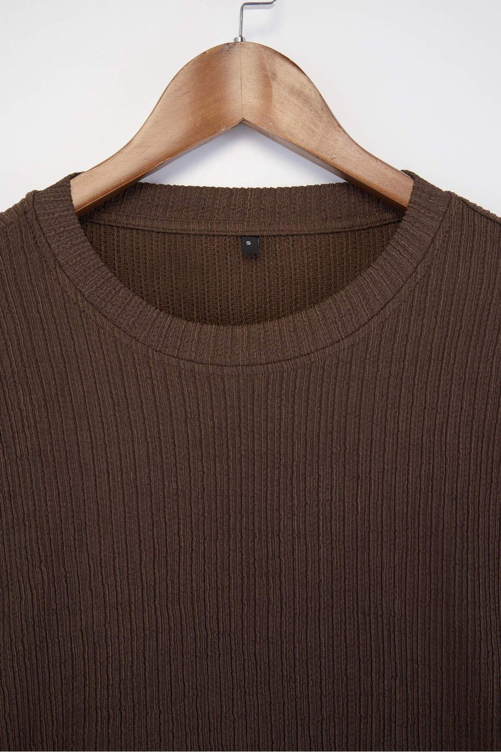 Kahverengi Dusuk Omuz Regular Fit Dokulu T-Shirt TMNSS26TS00005