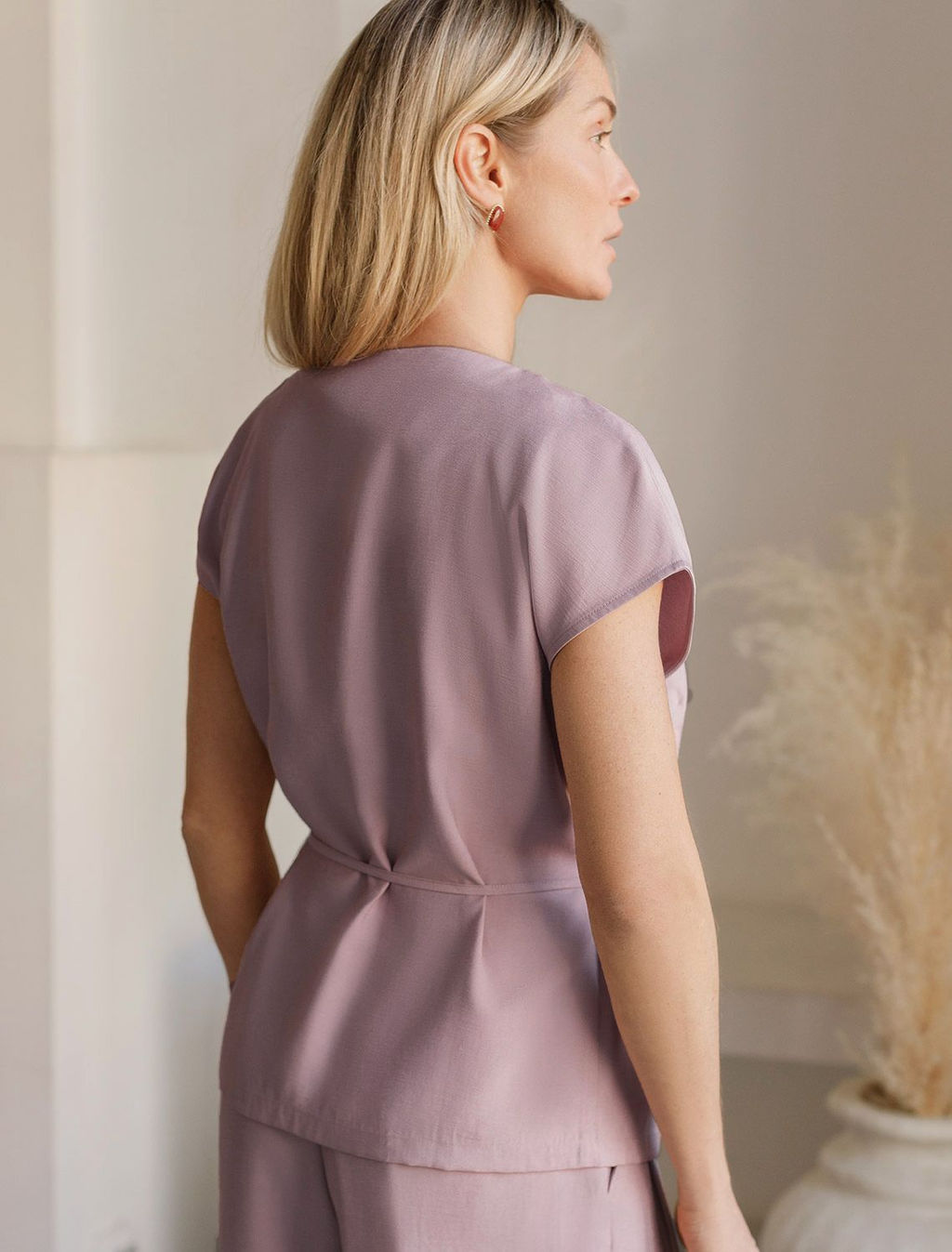 Жилет на запАх с поясом из плотного лиоцелла - Vilatte фото 3