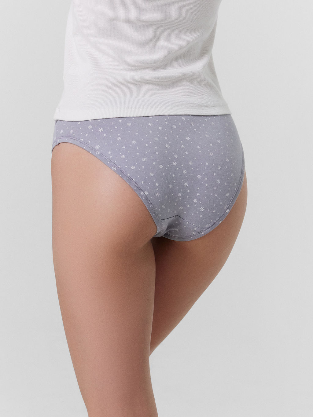 Цена за 2 штуки! Трусы женские слипы серые со снежинками снежинки на сером 412457 - Mark formelle фото 4