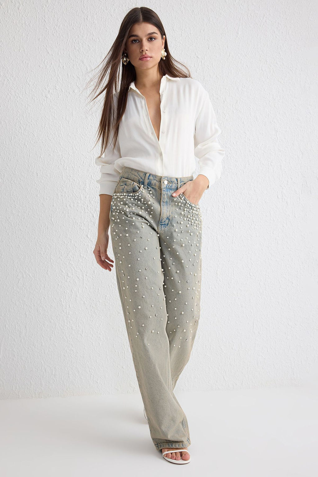 TRENDYOLMILLA Mavi Inci Detayl? Tasl? Normal Bel Barrel Skater Jeans TWOSS25JE00028