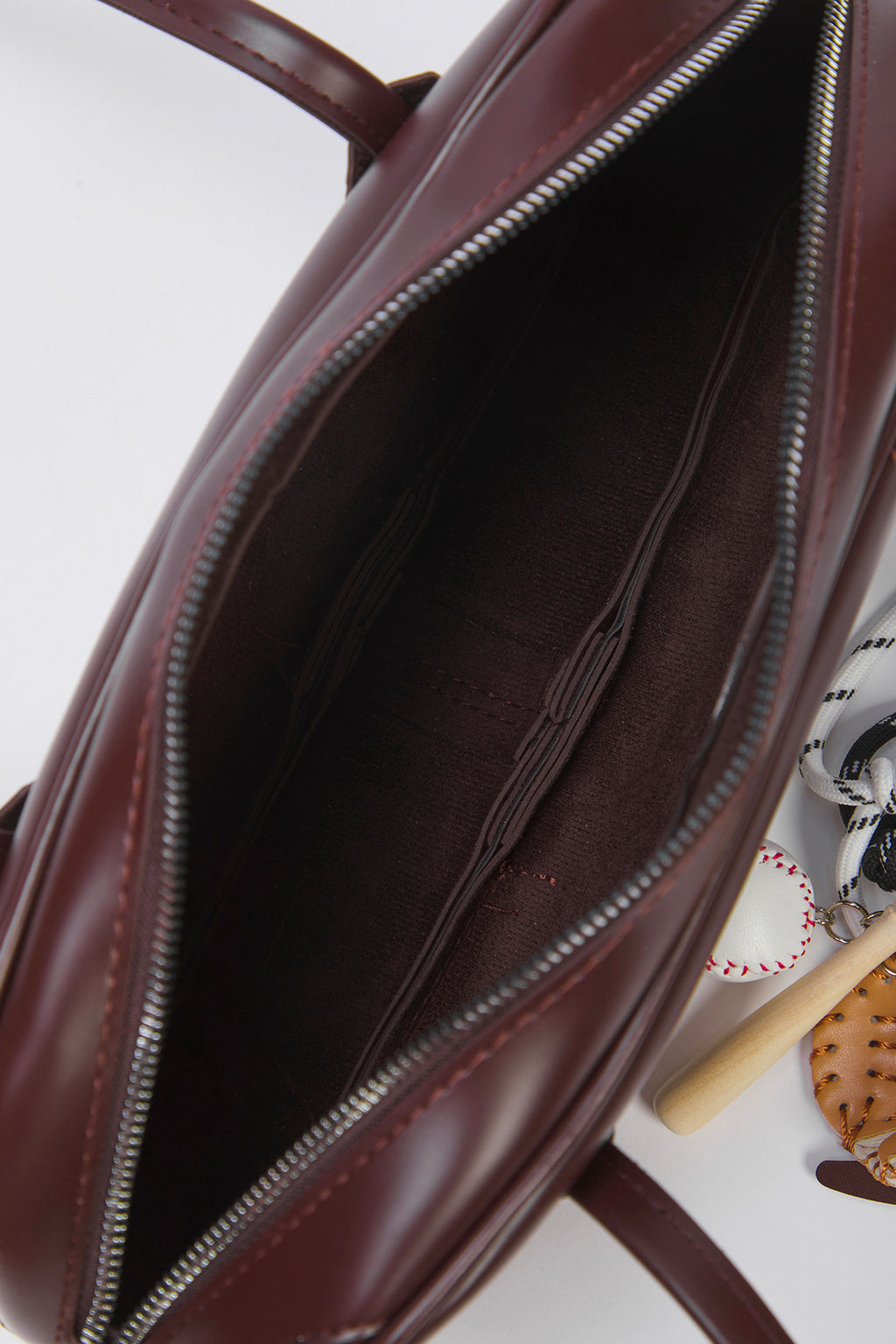 Kahverengi Kopek ve Beyzbol Figurlu Charm Detayl? Kad?n Mini Bowling Omuz Canta TAKSS25OC00021