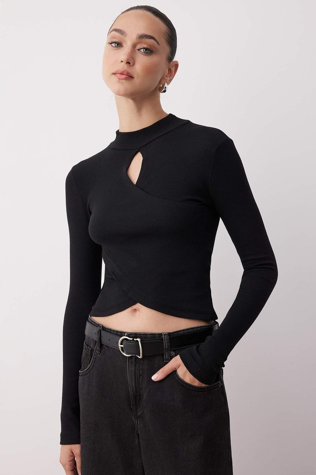 Siyah Cut Out Detayl? Dik Yaka Vucuda Oturan Fitilli Esnek Crop Orme Bluz TWOAW26BZ00062