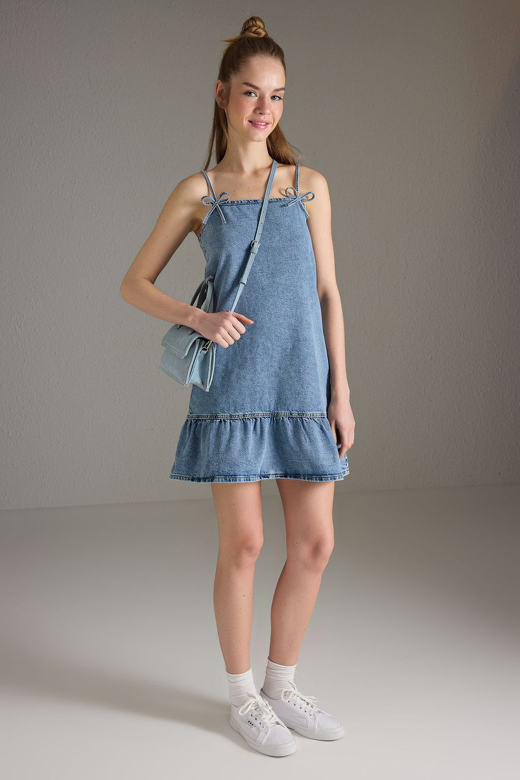 Trendyolmilla Ac?k Mavi Fiyonk/Kurdele Detayl? Etegi Volanl? Mini Denim Elbise TWOSS25EL00736