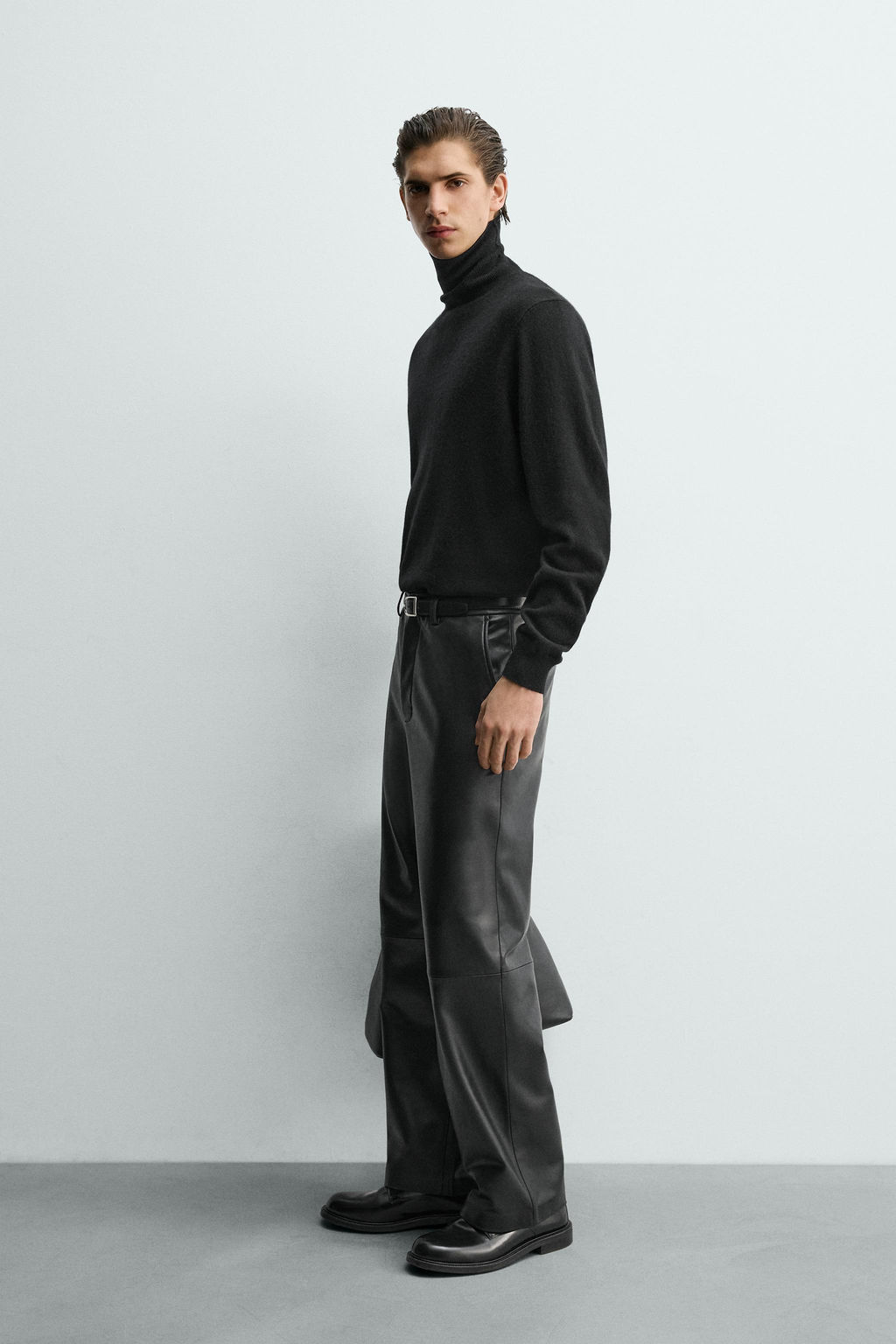 RELAXED FIT LEATHER EFFECT TROUSERS - Zara фото 4