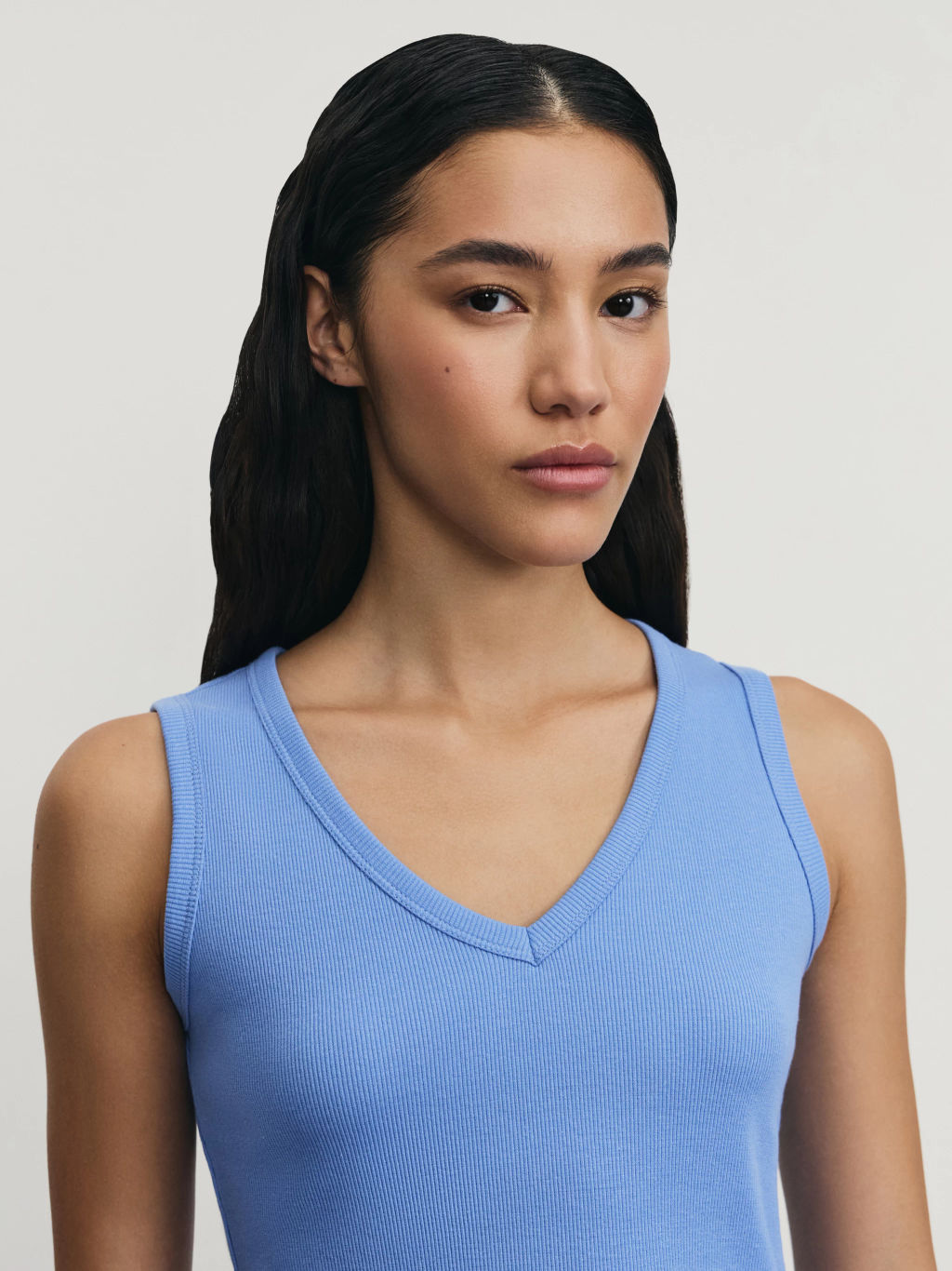 Укороченный топ в рубчик с V-образным вырезом / Zarina  фото 6