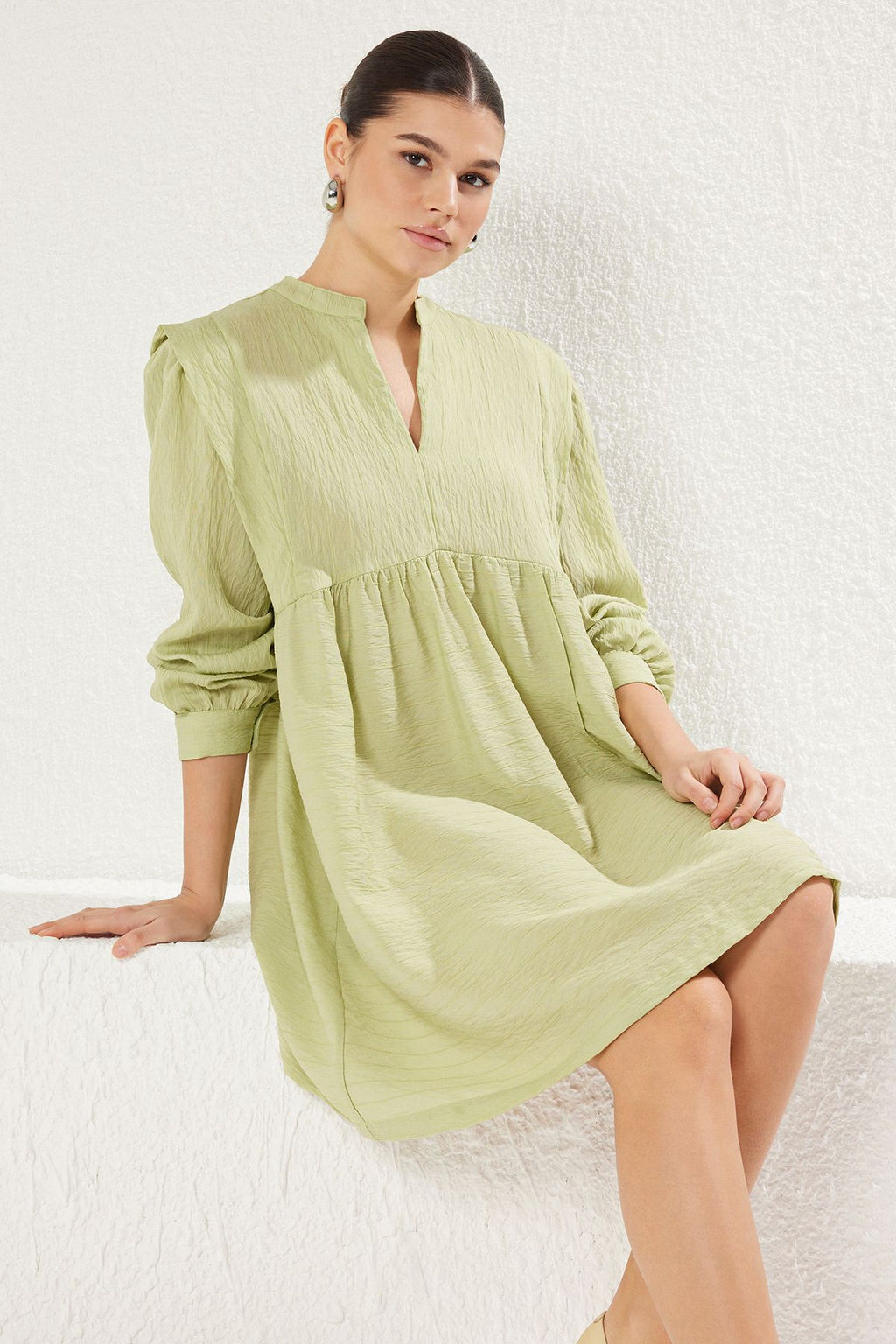 TRENDYOLMILLA Yesil Duz Rahat Kesim V Yaka Mini Dokuma Elbise TWOSS25EL00049 фото 7