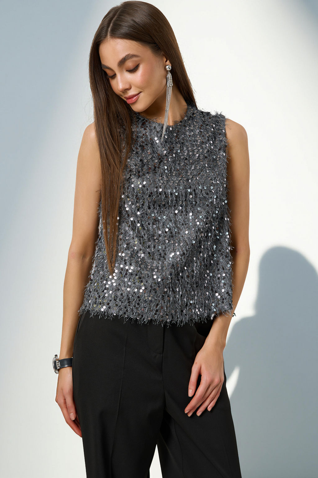 Блузка из мягкого трикотажа с пайеткой серая новый год