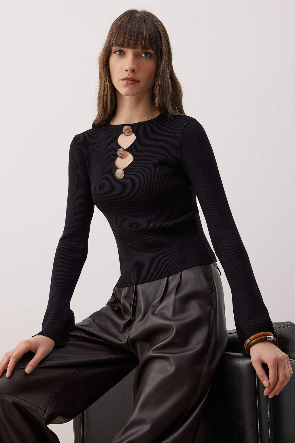 Siyah Aksesuar ve Cut Out/Pencere Detayl? Triko Kazak TWOAW26KZ00255