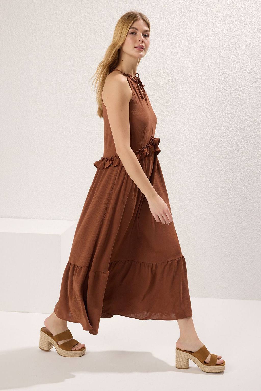 Kahverengi Duz Etegi Belden Ac?lan Volanl? / F?rf?rl? Maxi Dokuma Elbise TWOSS25EL00426 - Trendyolmilla фото 2