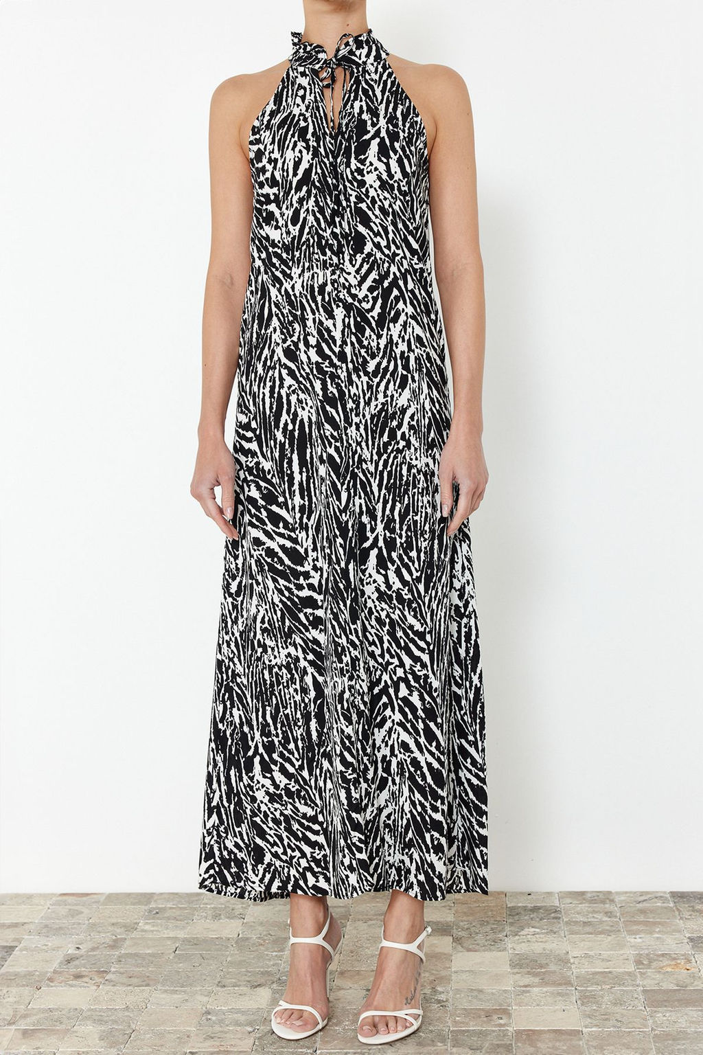 Siyah Sal/Etnik Desenli Duz Kesim Halter Yaka Viskon Maxi Dokuma Elbise TWOSS24EL00761 - Trendyolmilla фото 5