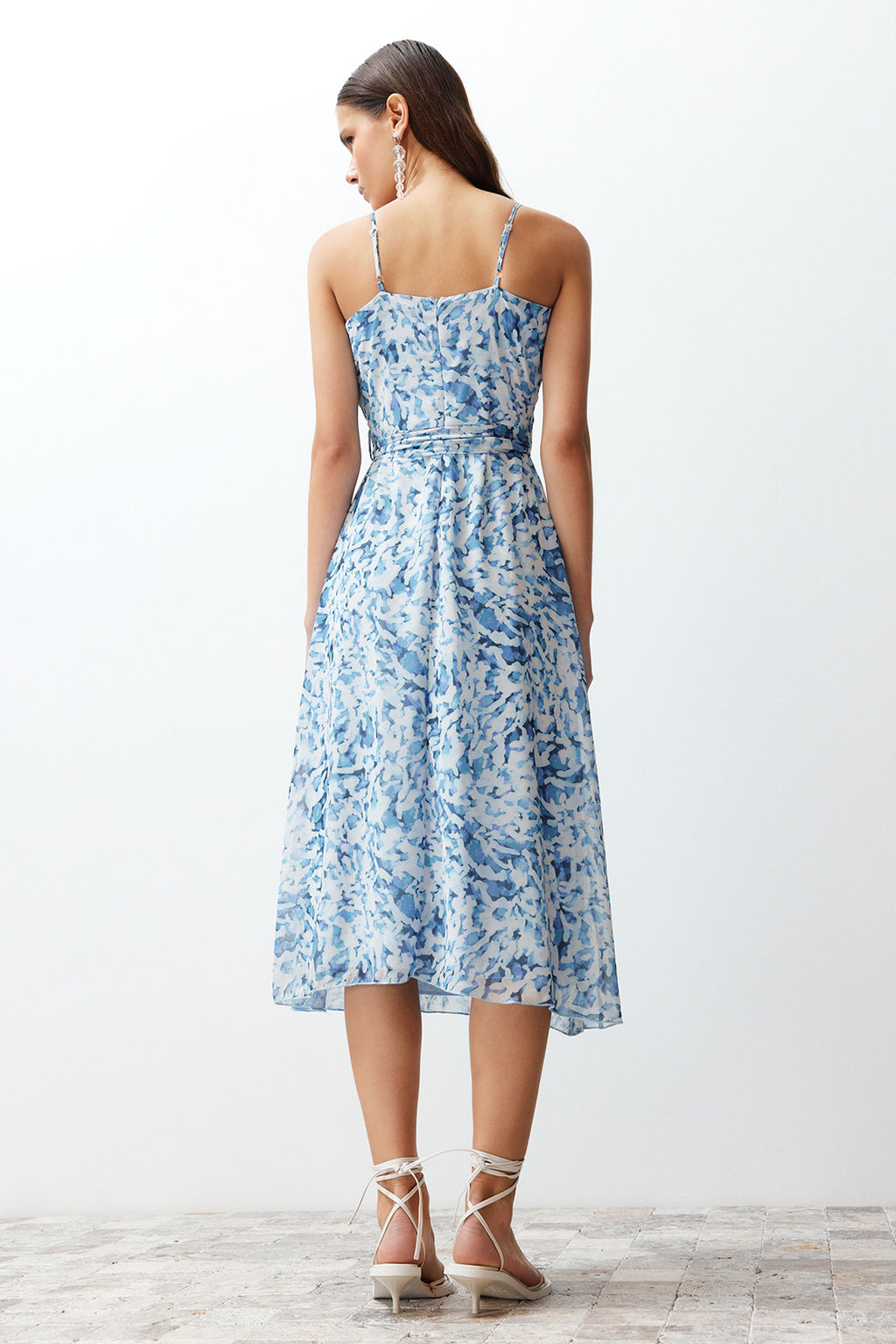 TRENDYOLMILLA Mavi Animal Desenli Etegi Volanl? Sifon Astarl? Midi Dokuma Elbise TWOSS24EL00536 фото 11