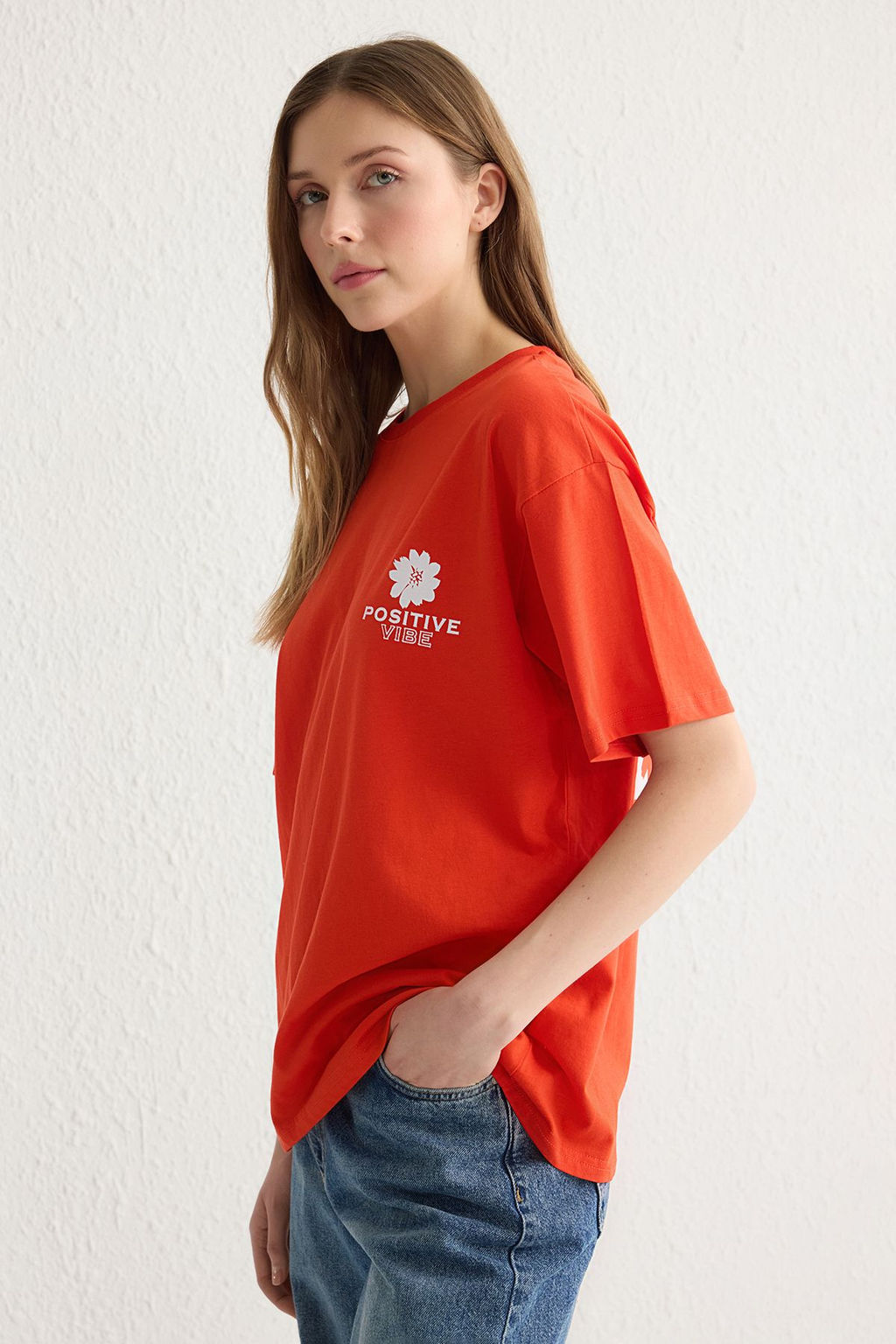 K?rm?z? %100 Pamuk S?rt Bask?l? Oversize/Genis Kal?p Bisiklet Yaka Orme T-Shirt TWOSS23TS00321