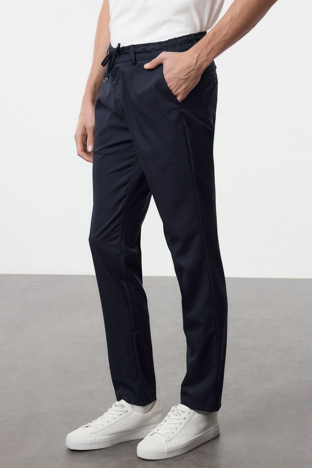 TRENDYOL MAN Siyah Slim Fit Beli Baglama Detayl? Lastikli Kumas Dokuma Pantolon TMNAW25PL00029