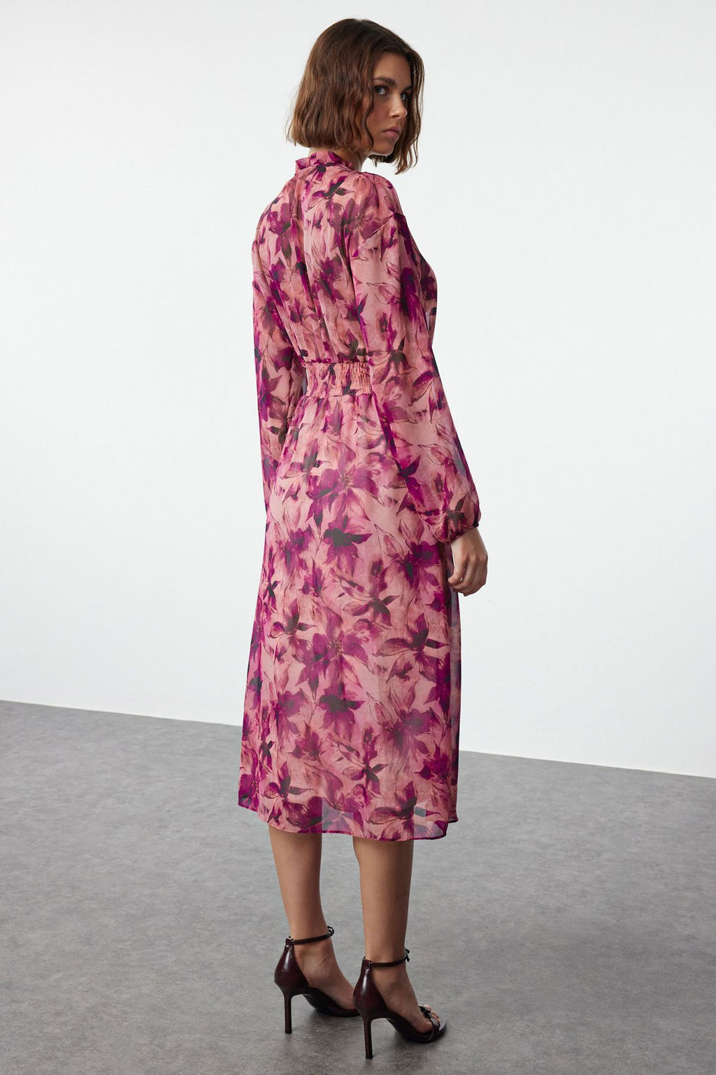 Trendyolmilla Cok Renkli Cicekli Etegi Belden Ac?lan Maxi Astarl? Dokuma K?sl?k Elbise TWOAW25EL00179 фото 10