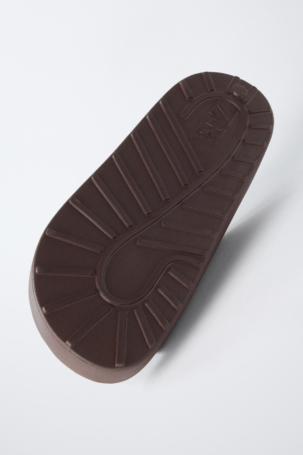 SANDALIA ENGOMADA HEBILLAS / Marr?n