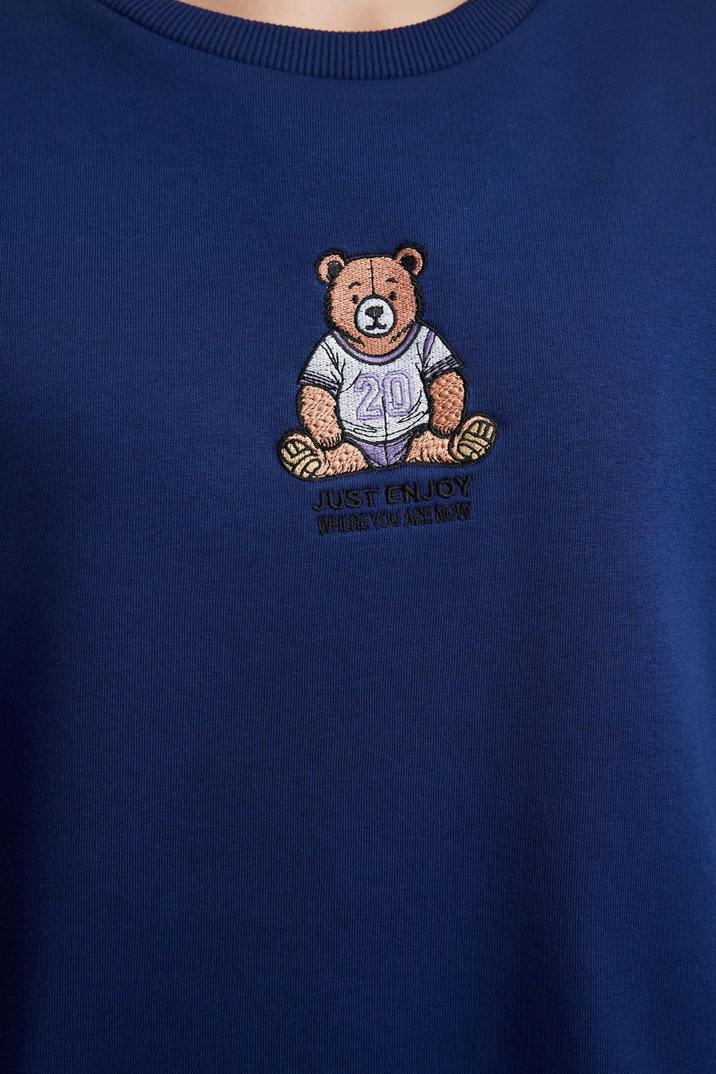 TRENDYOLMILLA Lacivert Relaxed/Rahat Kal?p Nak?sl? Kal?n Orme Sweatshirt TWOAW25SW00050  фото 9