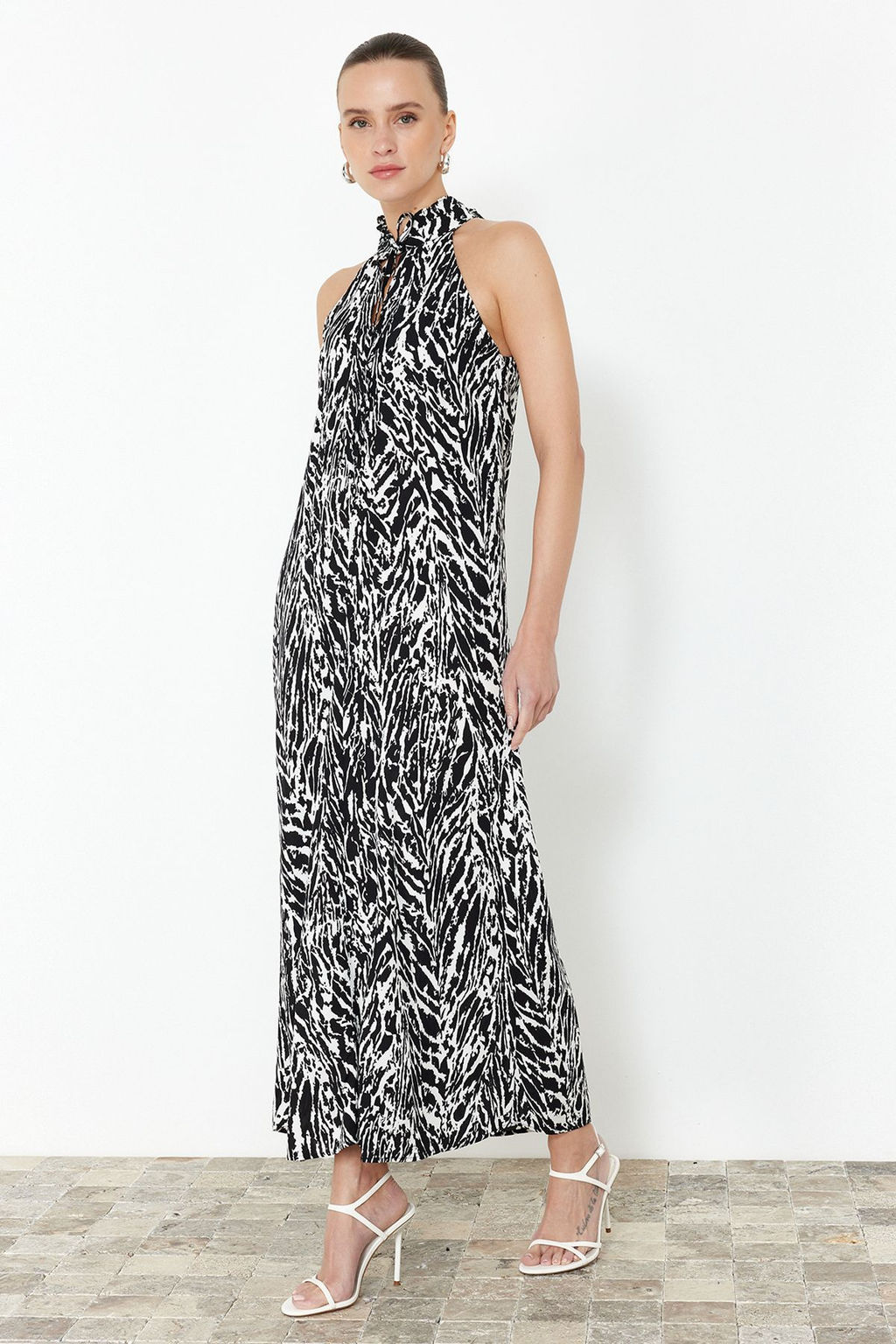 Siyah Sal/Etnik Desenli Duz Kesim Halter Yaka Viskon Maxi Dokuma Elbise TWOSS24EL00761 - Trendyolmilla фото 2