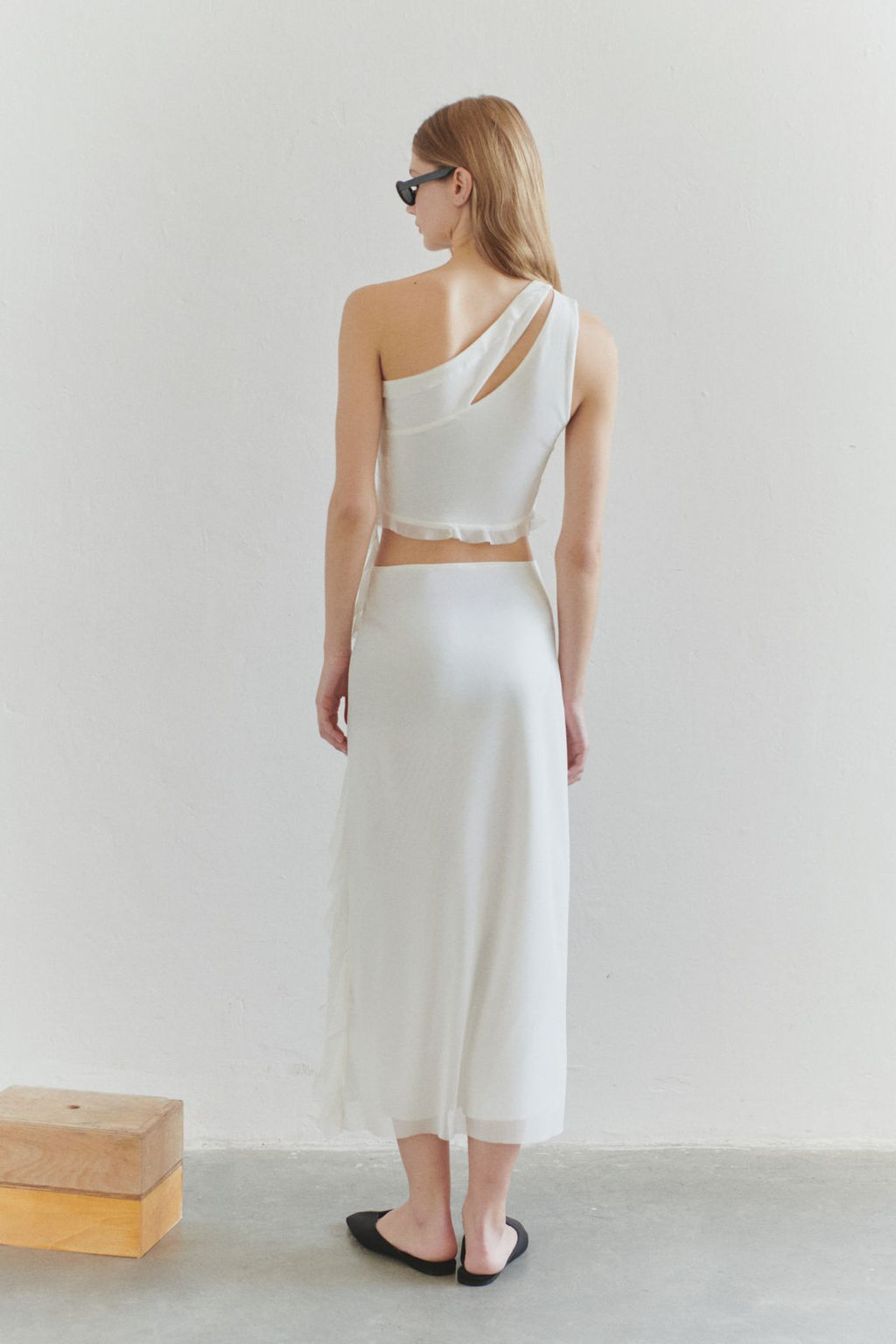 Trendyolmilla Limited Edition Ekru Asimetrik Yaka Cut Out ve F?rf?r Detayl? Astarl? Tul Orme Bluz TWOSS25BZ00292  фото 2