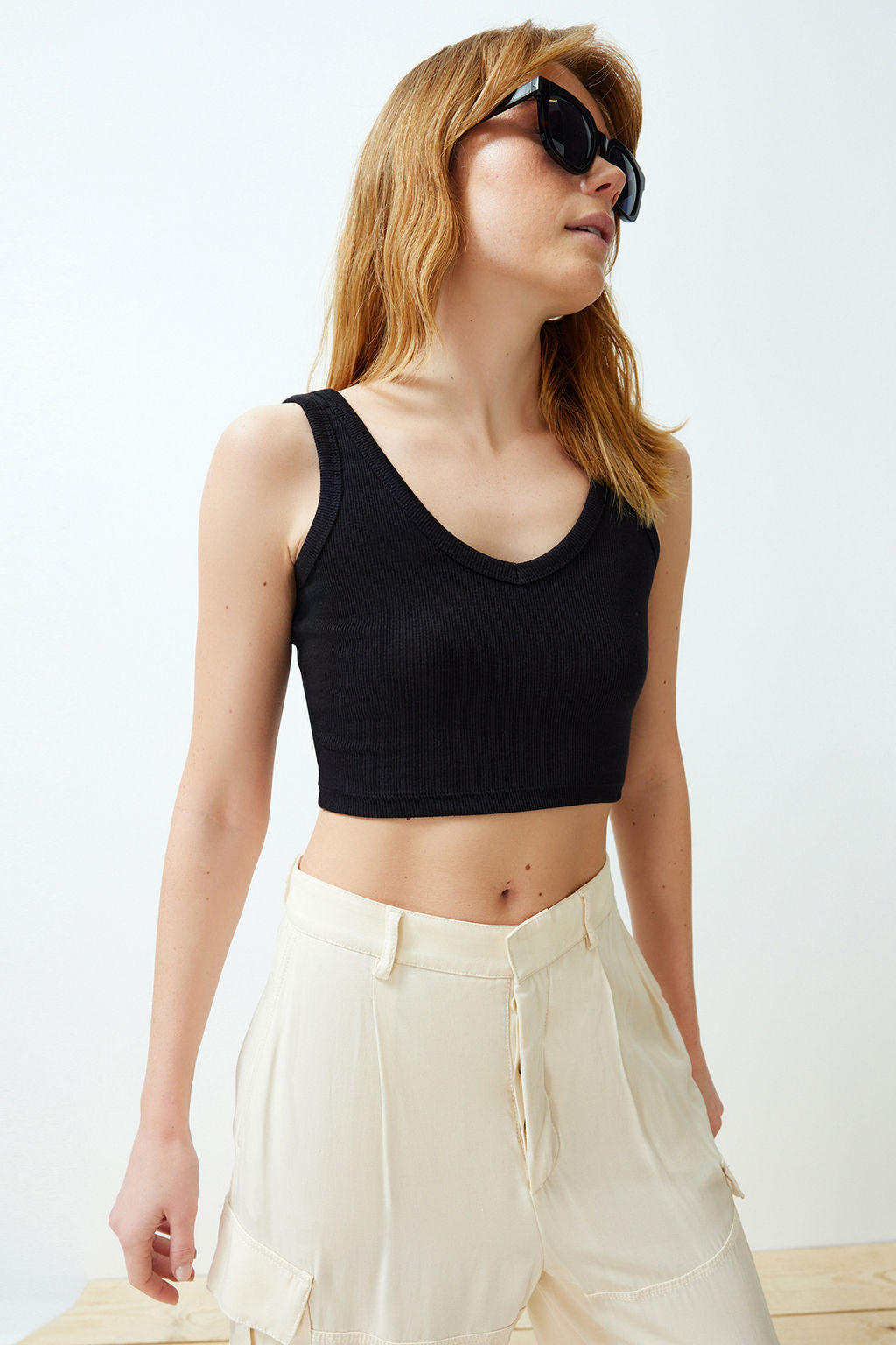 Siyah Fitilli V Yaka Super Crop Esnek Orme Atlet TWOSS24AL00029