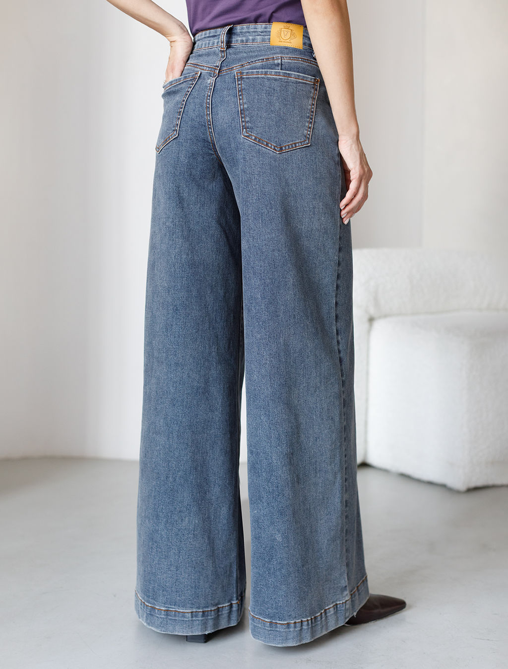 Джинсы трубы широкие с декоративной стиркой из эластичного денима - Vilatte фото 2