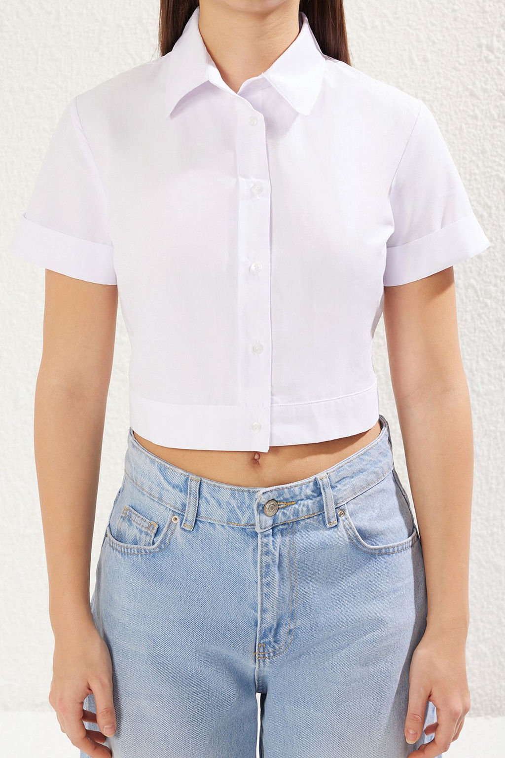 TRENDYOLMILLA Beyaz S?rtta Baglama Detayl? Fitted Bele Oturan Crop Boy Dokuma Gomlek TWOSS25GO00011  фото 3