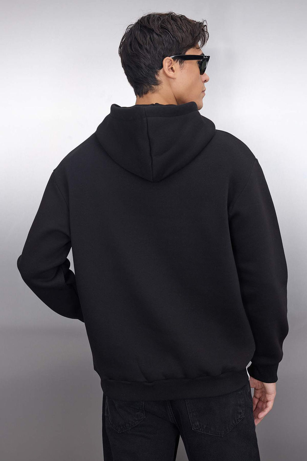 TRENDYOL MAN Siyah Oversize/Genis Kesim Renk Bloklu City Bask?l? Kapusonlu Sweatshirt TMNAW25SW00045 - Trendyolmilla фото 4