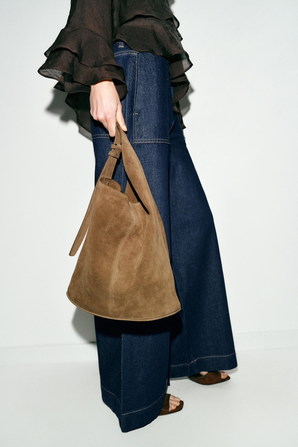 ASYMMETRIC LEATHER BUCKET BAG - Zara фото 3