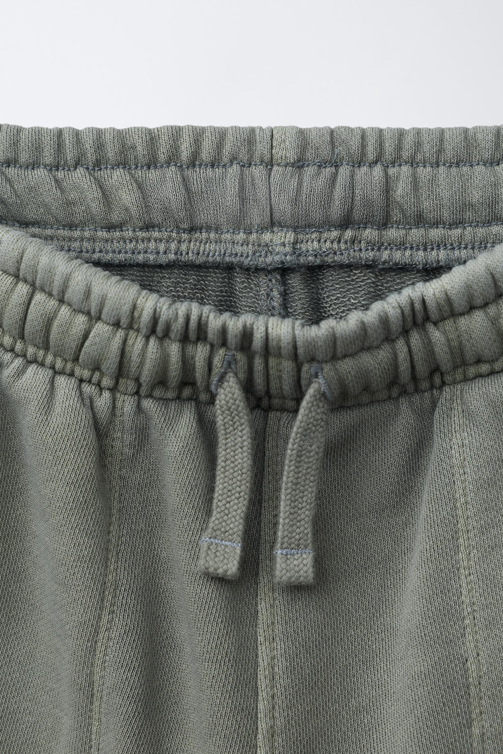 BERMUDA FELPA CARGO / verde lavado