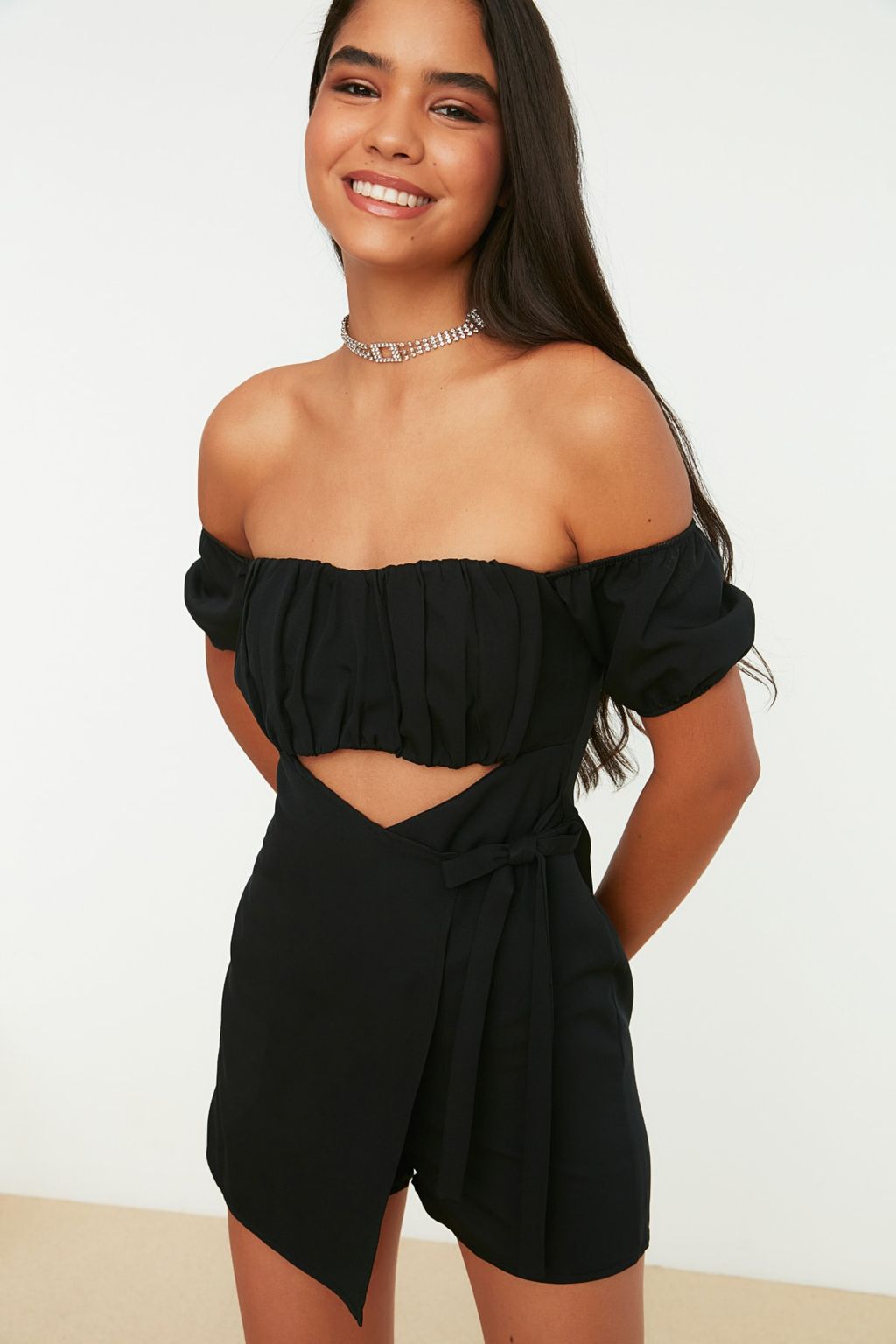 TRENDYOLMILLA Siyah Cut Out/Pencere Detayl? Dokuma K?sa Tulum TPRSS22EL1006  фото 2