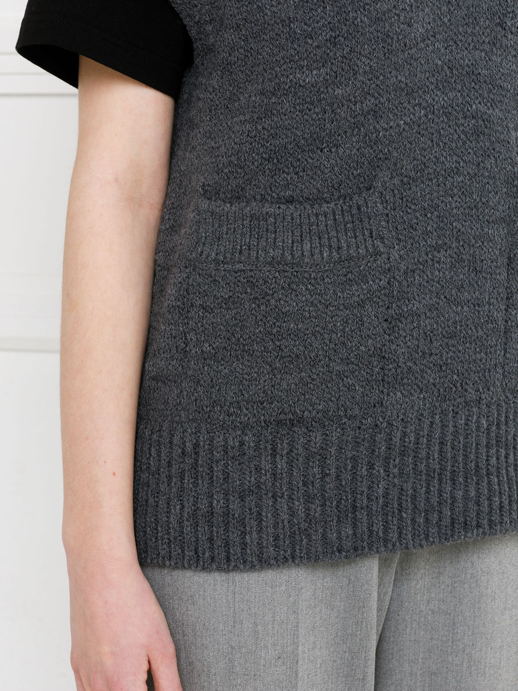 Жилет вязаный