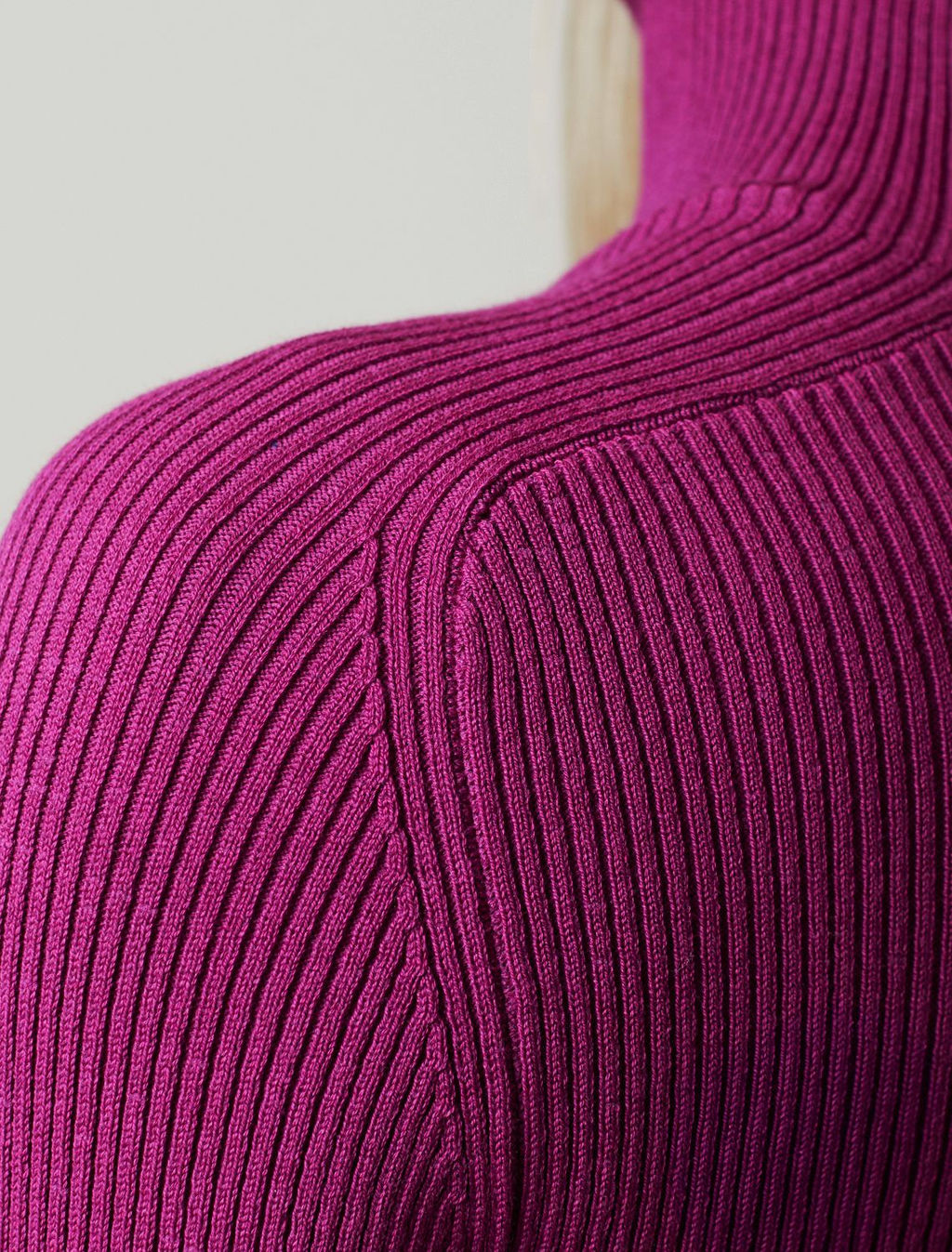 D34.198 Свитер женский пурпурный