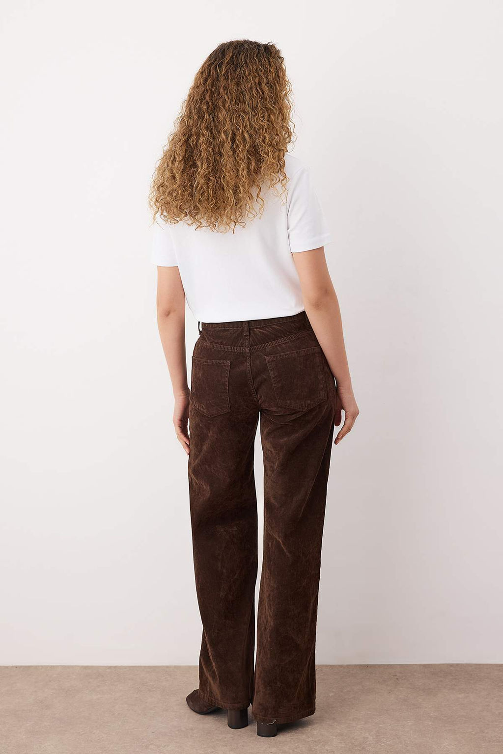 Kahverengi Suet Gorunumlu Yuksek Bel Wide Leg Jeans TWOAW26JE00175 - Trendyolmilla фото 4