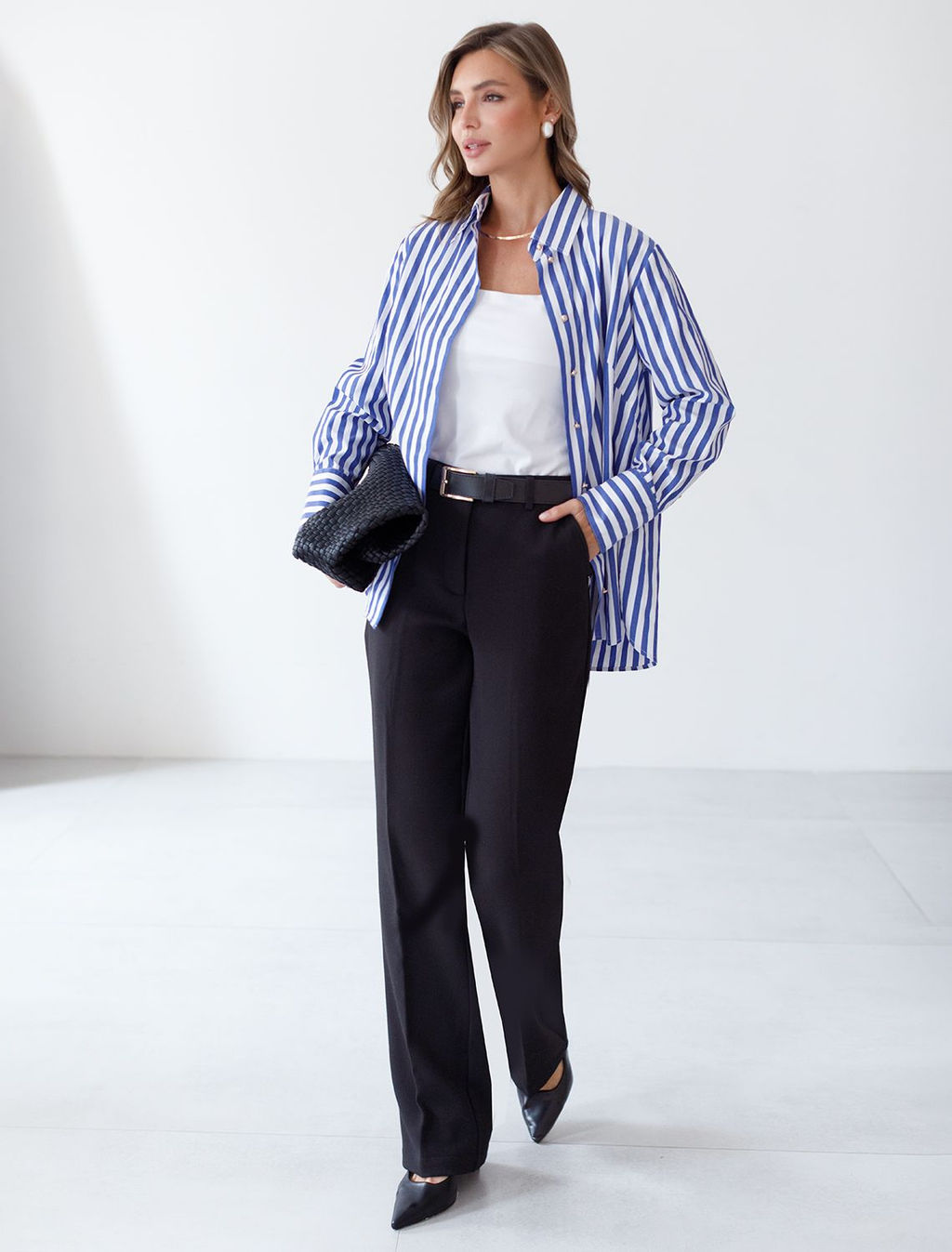 Блузка свободного силуэта с золотистыми пуговицами