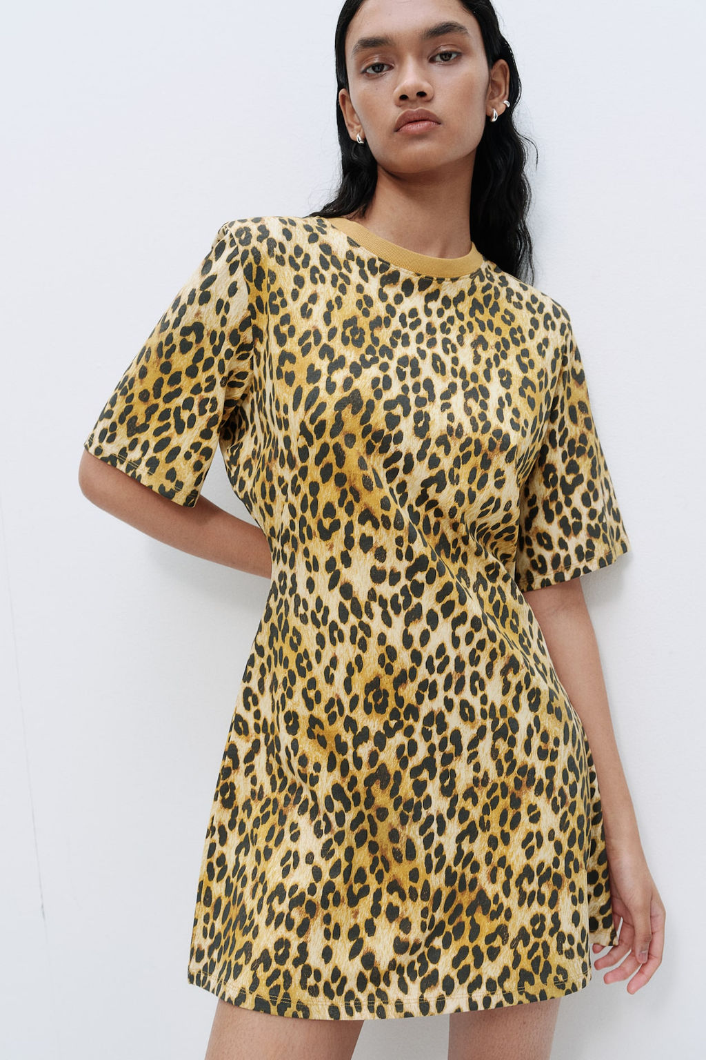 Vestido camiseta con hombreras