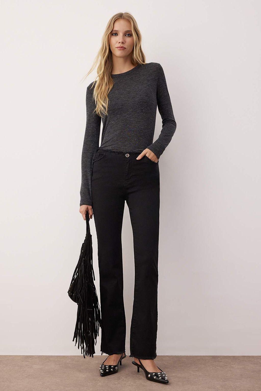 Siyah Beli Puskullu Dusuk Bel Flare Jeans TWOAW26JE00044 - Trendyolmilla фото 2