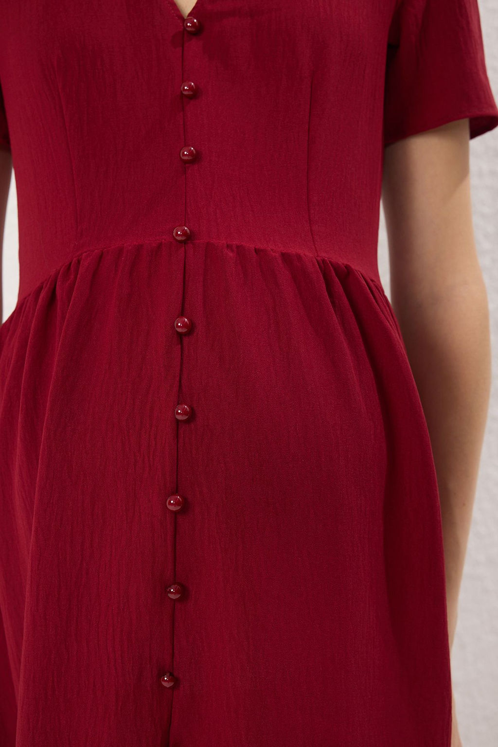 TRENDYOLMILLA Lacivert Duz Etegi Belden Ac?lan Dugme Detayl? Mini Dokuma Elbise TWOSS25EL00401  фото 4