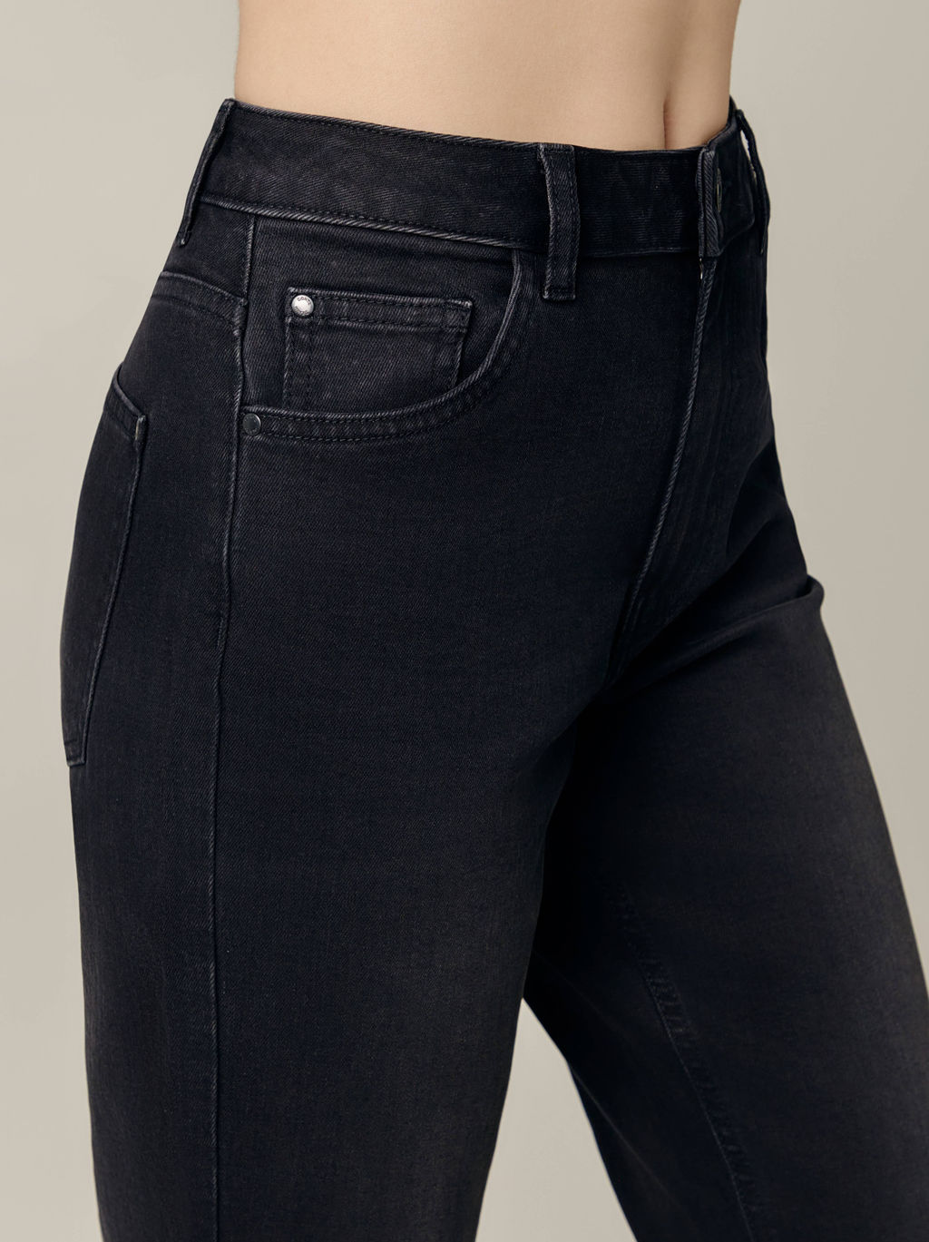 CONTE CON-662 Черные джинсы mom с эффектом потертости из eco-friendly денима black - Conte elegant фото 4