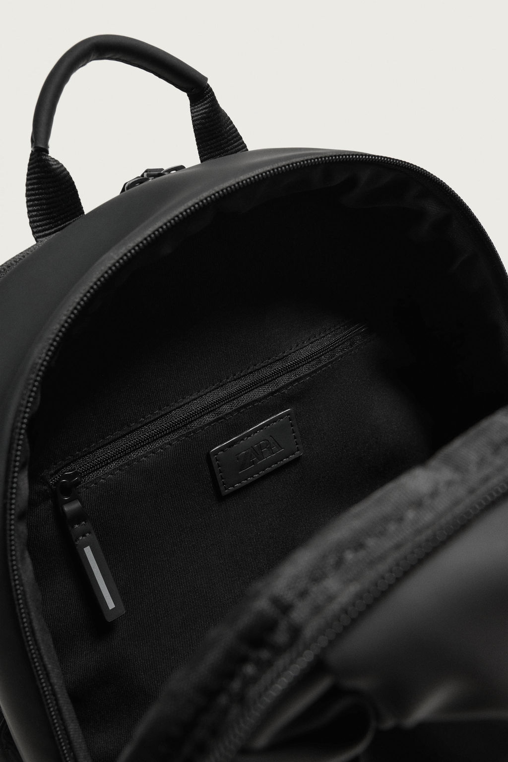MOCHILA ENGOMADA / Negro - Zara фото 4