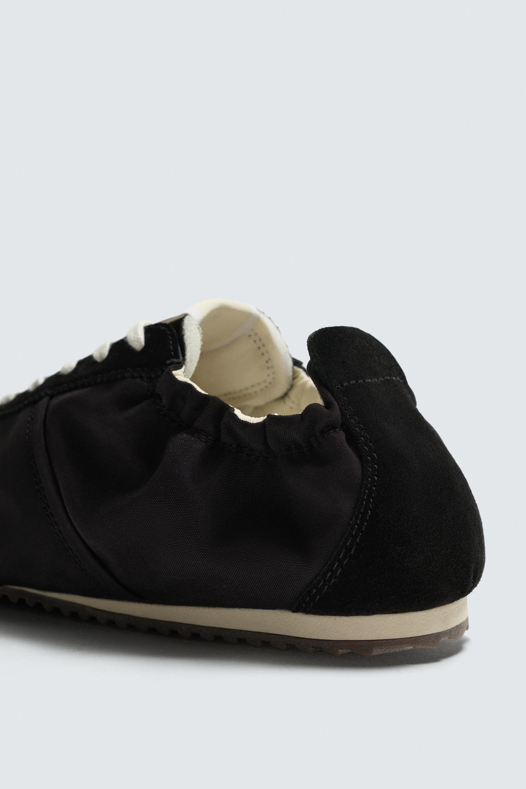 ZAPATILLA ESTILO RETRO / Negro