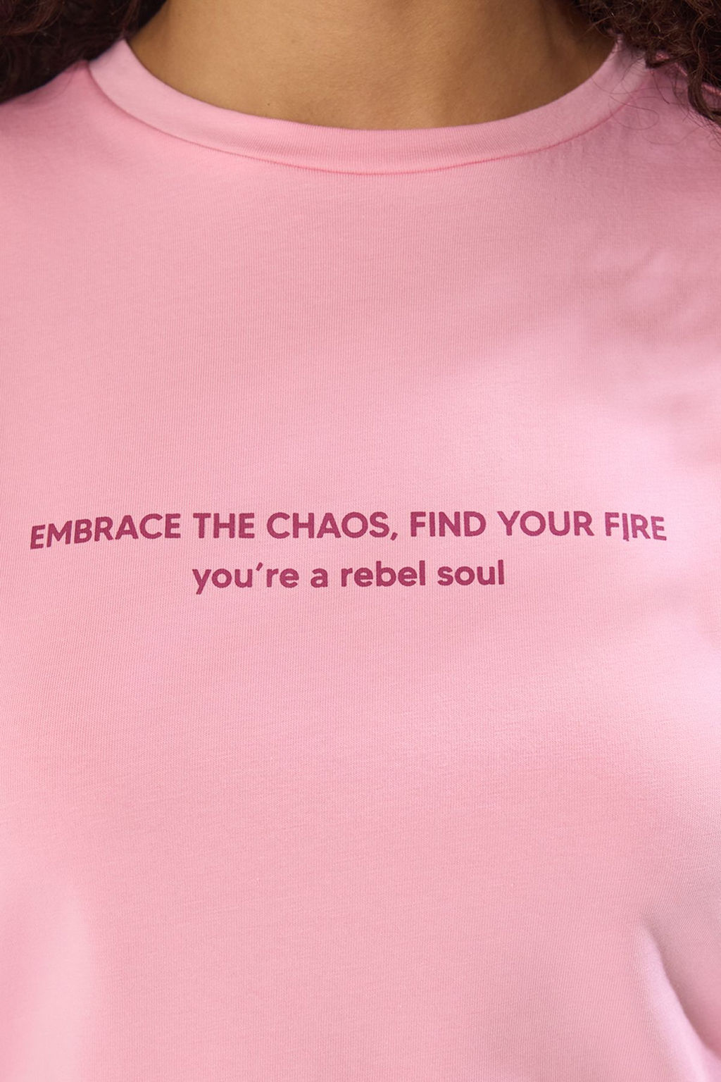 TRENDYOLMILLA Ekru Slogan Bask?l? Crop Fitted/Vucuda Oturan Orme T-Shirt TWOSS25TS00037  фото 7