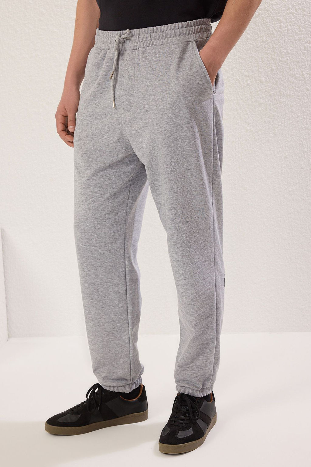 TRENDYOL MAN Gri Melanj Oversize/Genis Kesim Lastik Paca Kelebek Bask?l? Esofman Alt? TMNSS25EA00006 - Trendyolmilla фото 4