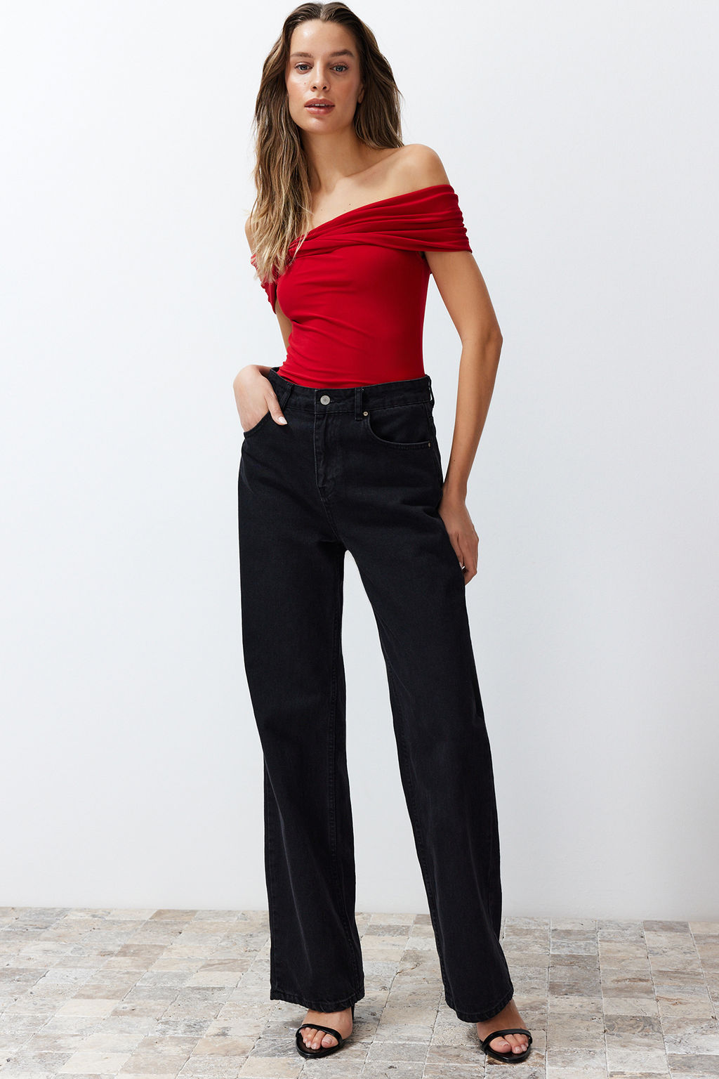 Trendyolmilla Siyah Carmen Yaka Vucuda Oturan Esnek Crop Orme Madonna Yaka Bluz TWOSS24BZ00368  фото 2