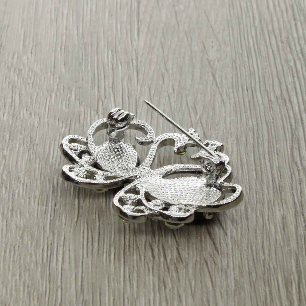 Брошь "Влюбленные лебеди" со вставками из гелиотиса и ювелирного сплава