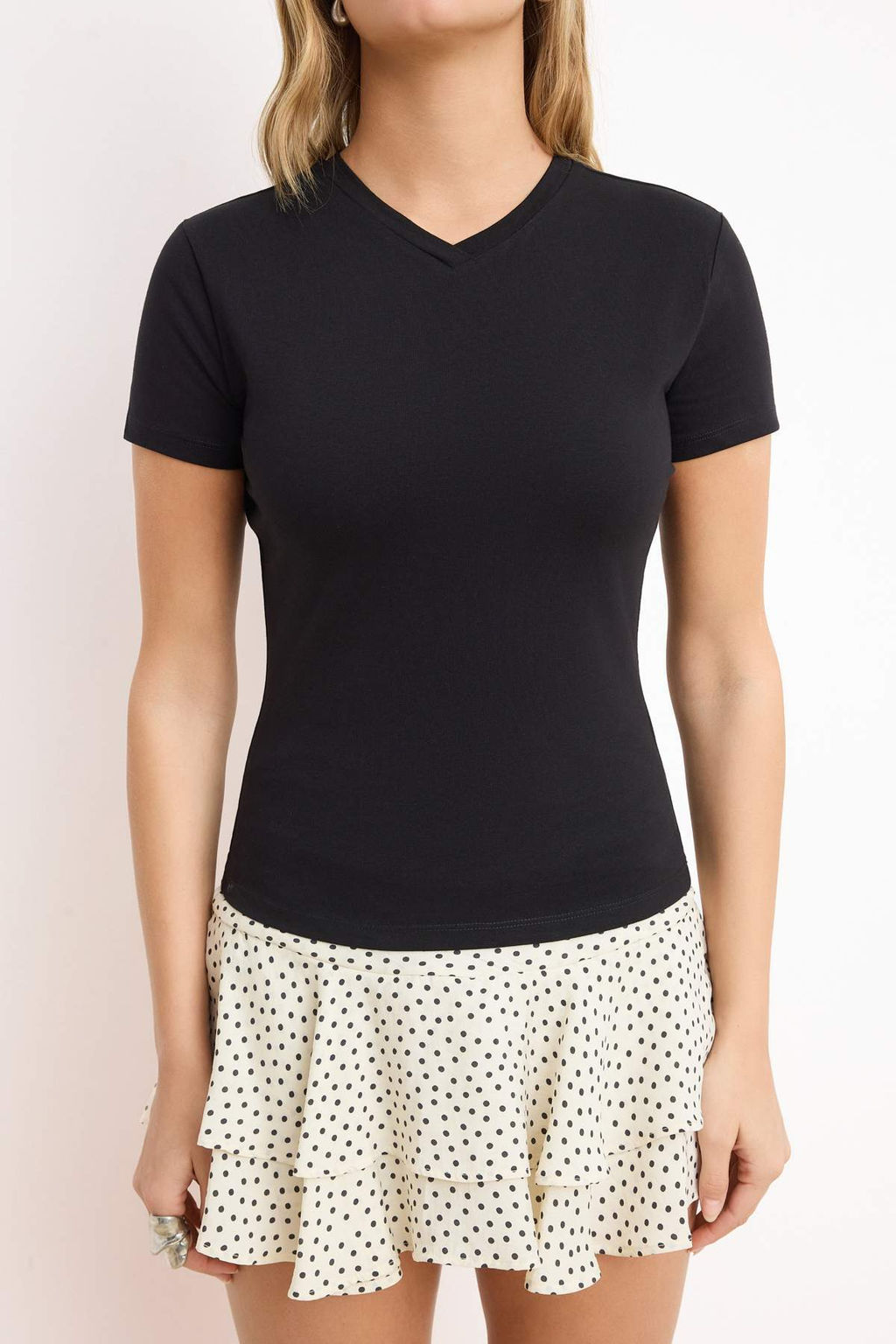 Siyah Fitted/Vucuda Oturan V Yaka K?sa Kollu Crop Pamuklu Esnek Orme T-Shirt TWOSS26TS00069 - Trendyolmilla фото 3