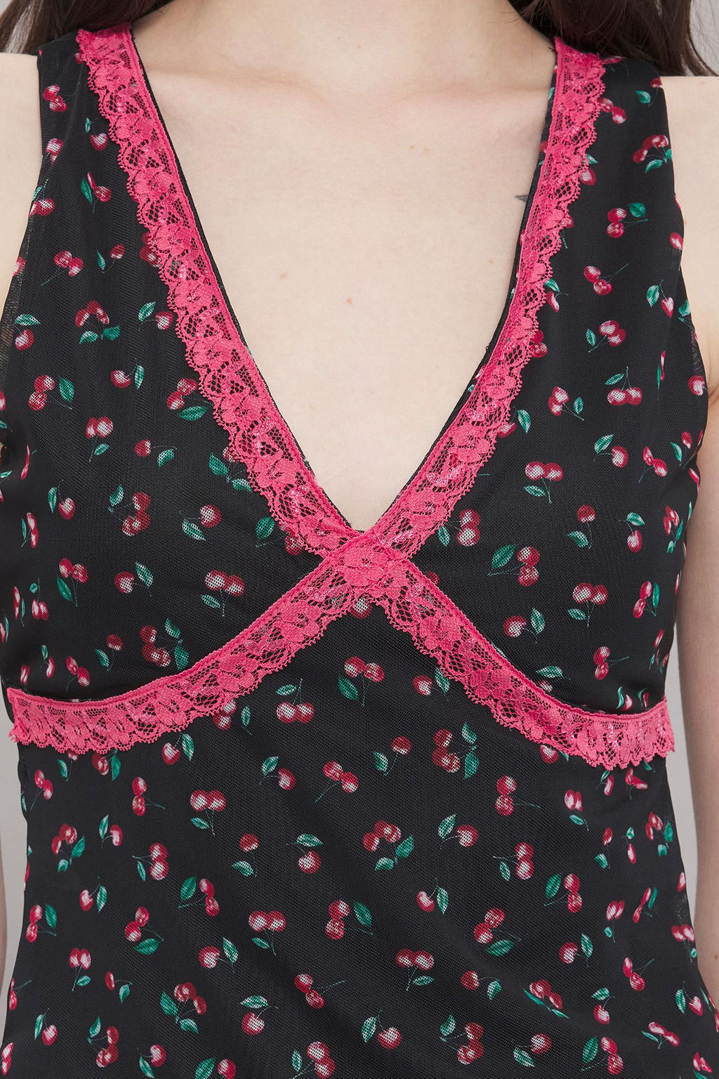 Trendyolmilla Siyah Tul Kiraz Bask?l? V Yaka Vucuda Oturan Orme Bluz TWOSS25BZ00284  фото 3