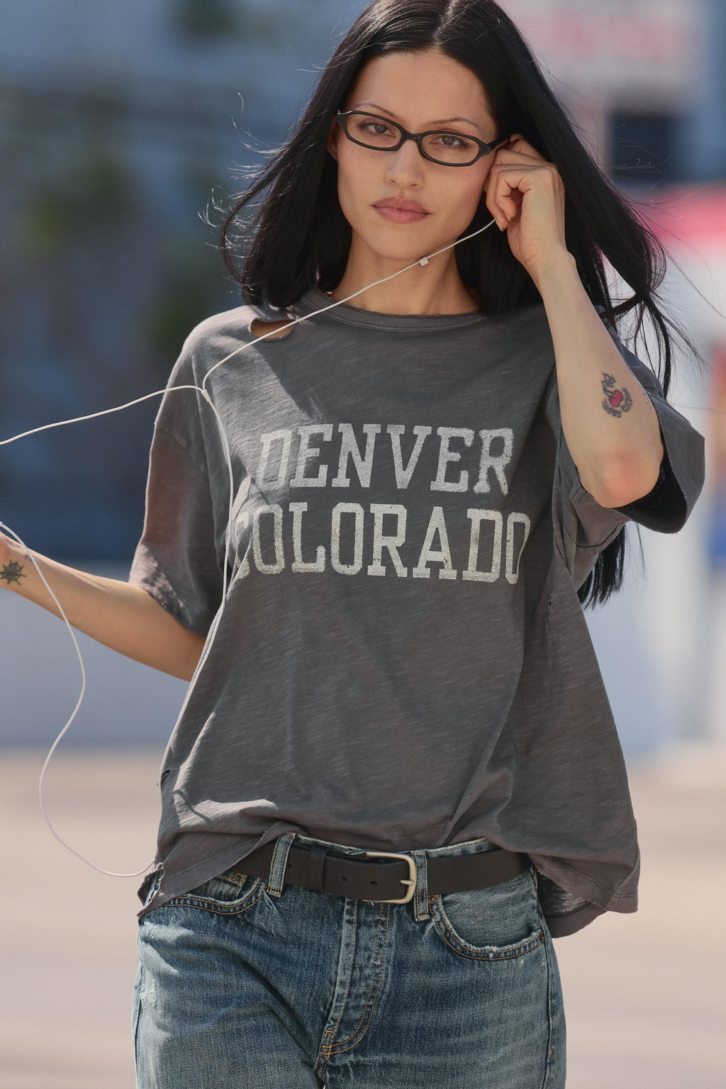 CAMISETA OVERSIZE ROTOS TEXTO / Carb?n