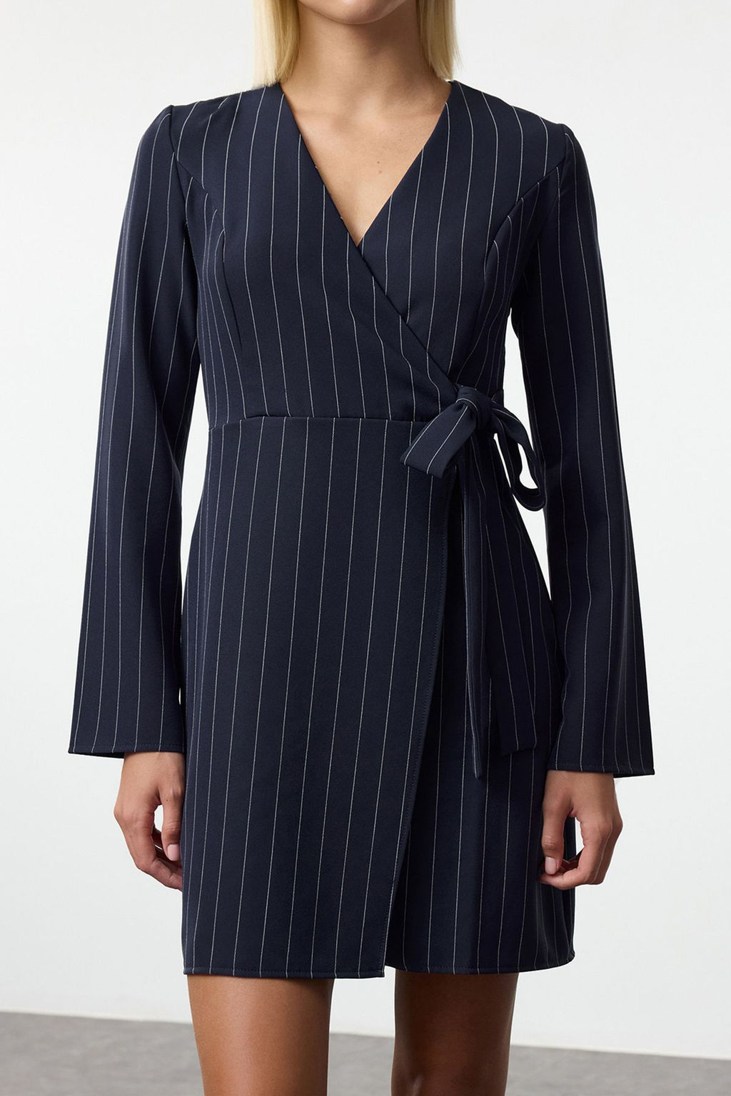 TRENDYOLMILLA Siyah Baglama Detayl? Cizgili Kruvaze Mini Dokuma Elbise TWOAW24EL00458  фото 4
