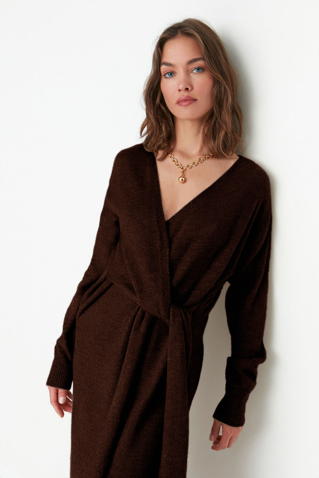 Koyu Kahverengi Yumusak Dokulu Midi Triko Kruvaze Yaka Baglamal? Elbise TWOAW21EL0260