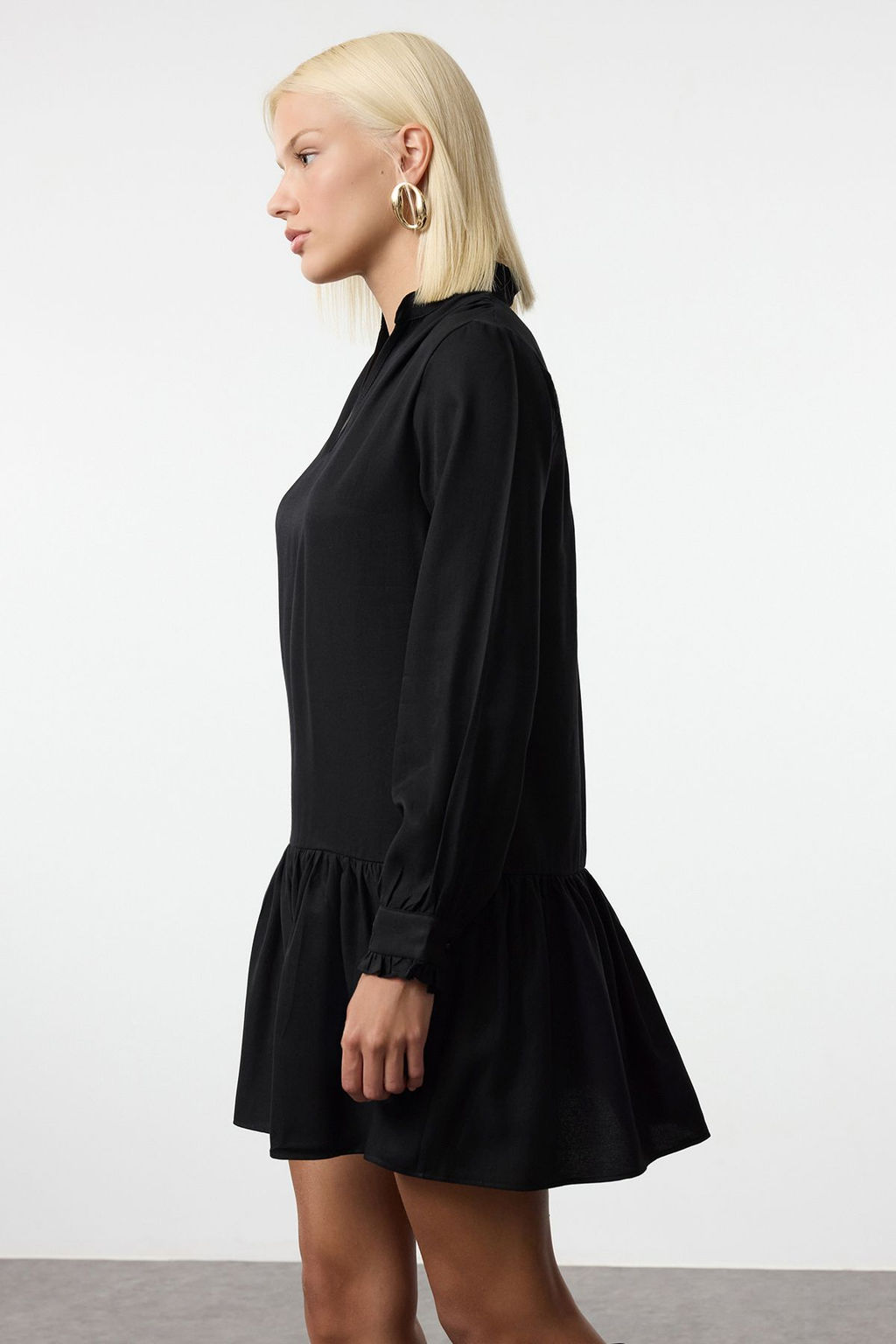 Siyah Shift/Duz Kesim V Yaka Etegi Volanl? Belmando Mini Dokuma Elbise TWOAW25EL00235 - Trendyolmilla фото 2