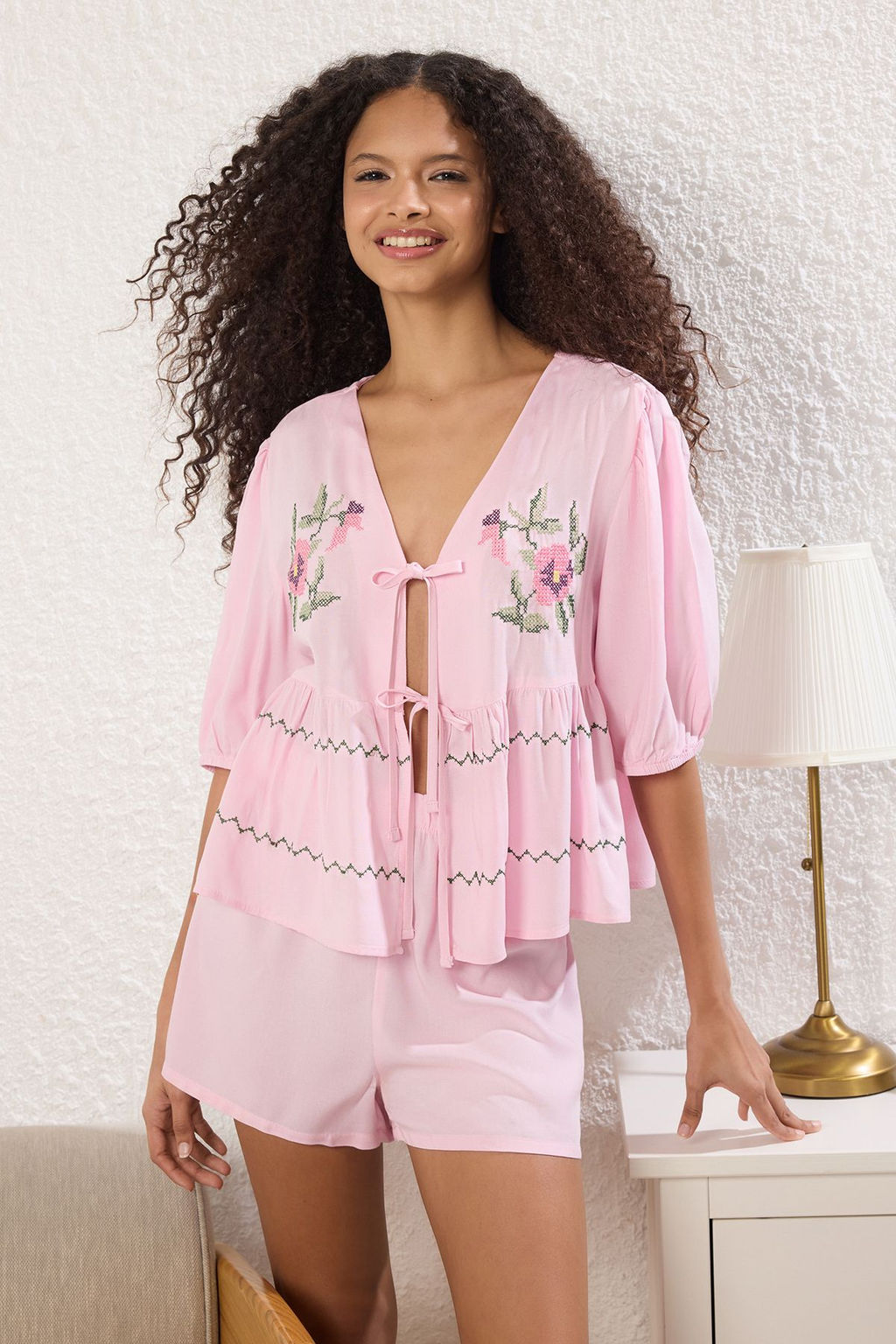Trendyolmilla Pembe Cicekli Nak?sl? Baglama/Fiyonk Detayl? Viskon Sortlu Dokuma Pijama Tak?m? THMSS25PT00027